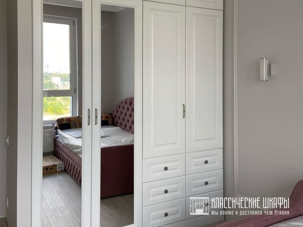 Белый шкаф для спальни в классическом стиле
