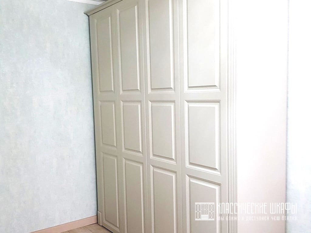 Белый шкаф в классическом стиле в комнату