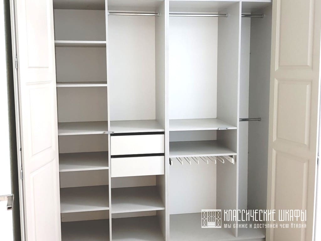 Белый шкаф в классическом стиле в комнату