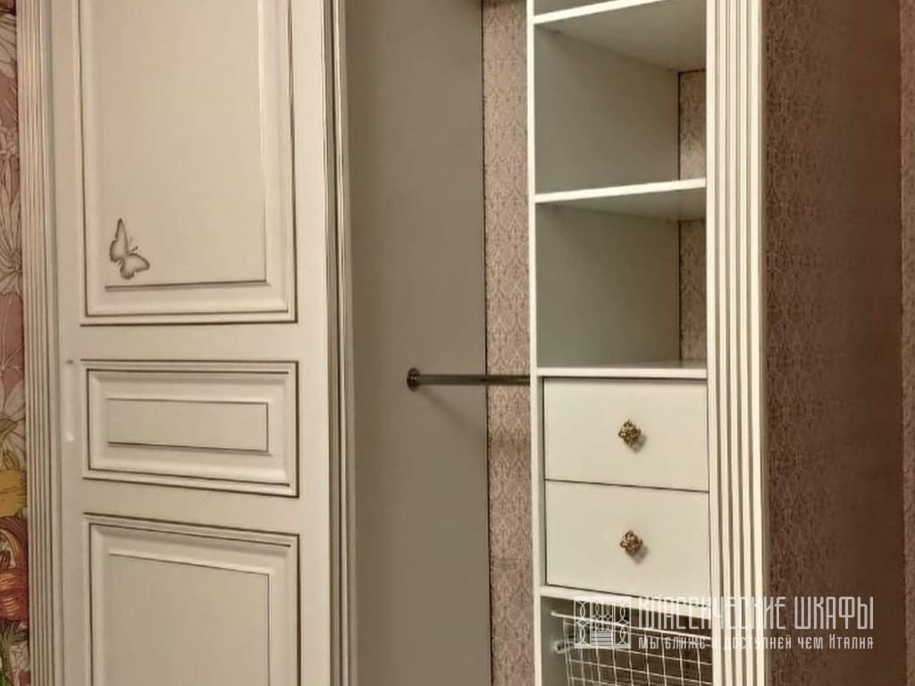 Классический шкаф купе в детскую комнату