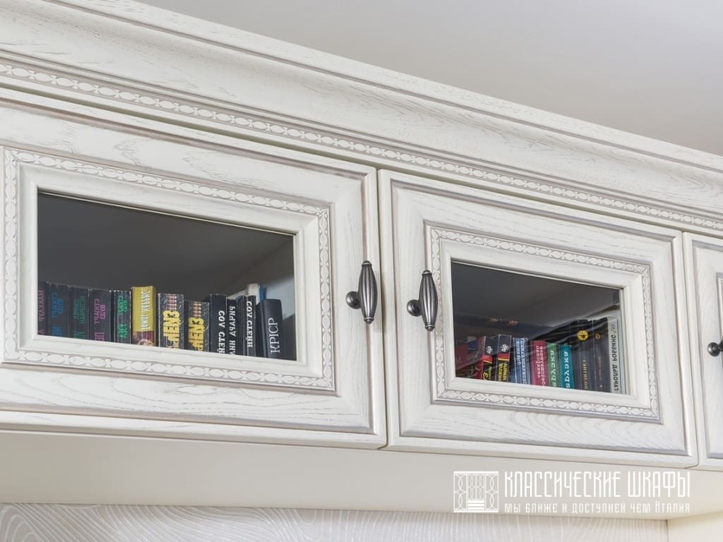 Шкаф для книг со стеклянными дверцами классический