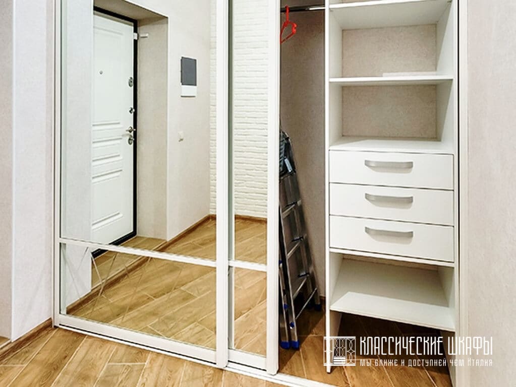 Встроенный в коридоре шкаф купе с широкими зеркалами