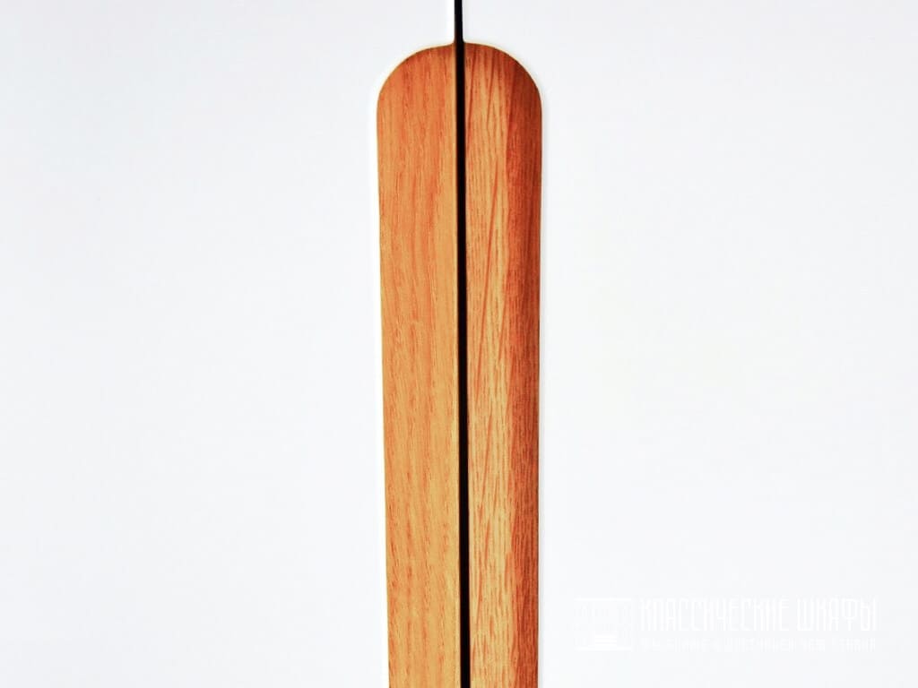Шкаф с интегрированными ручками из дерева