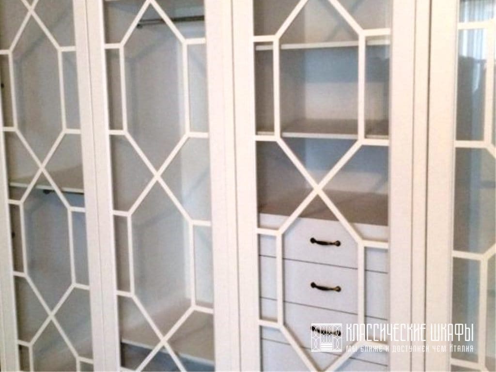 Шкаф в стиле неоклассика белый со стеклом