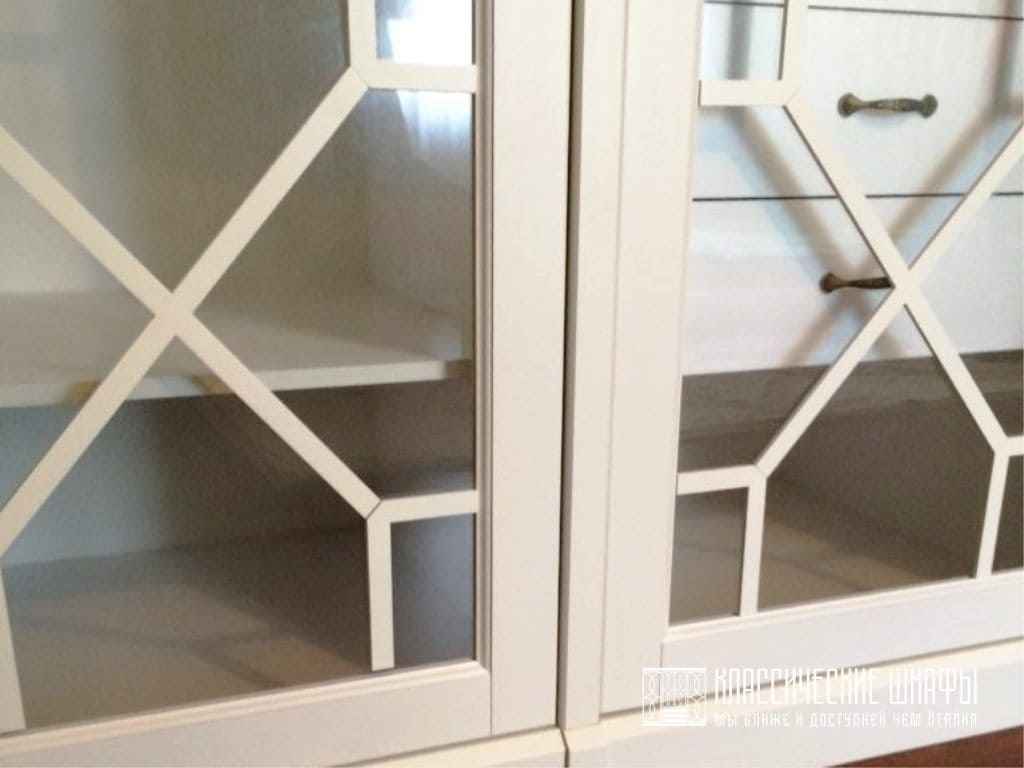 Шкаф в стиле неоклассика белый со стеклом