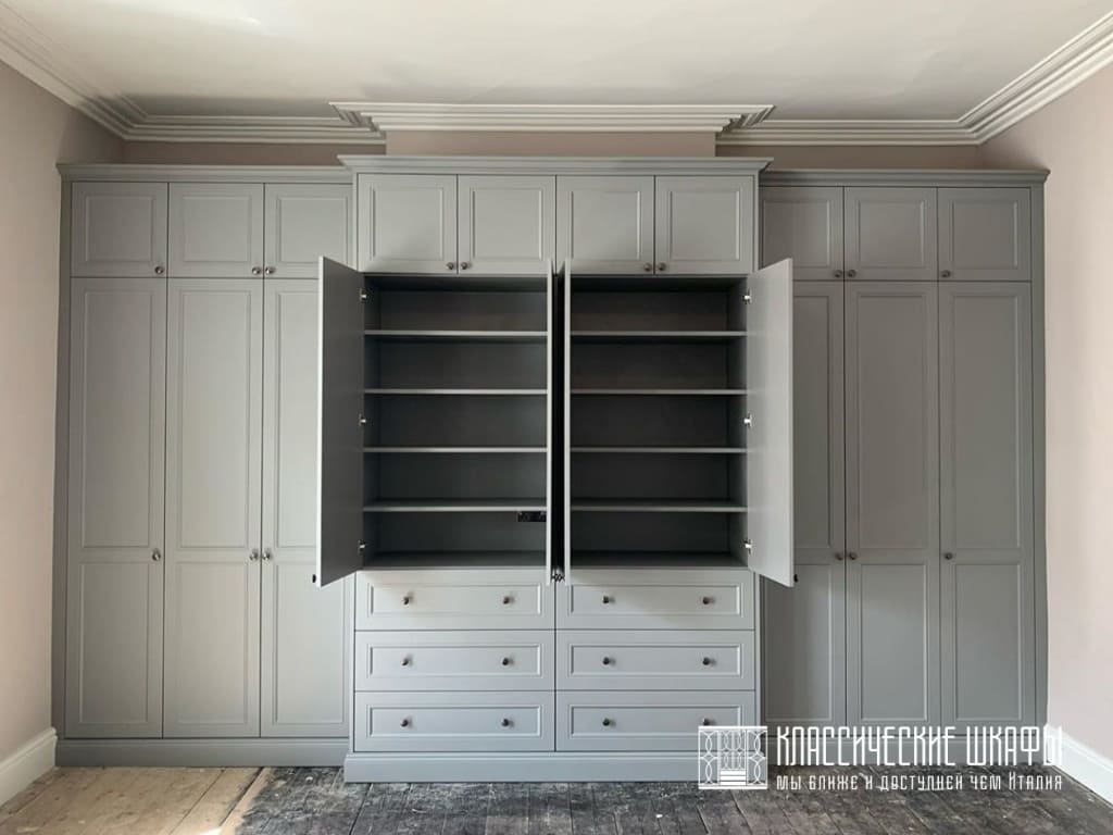 Встраиваемый классический шкаф серого цвета